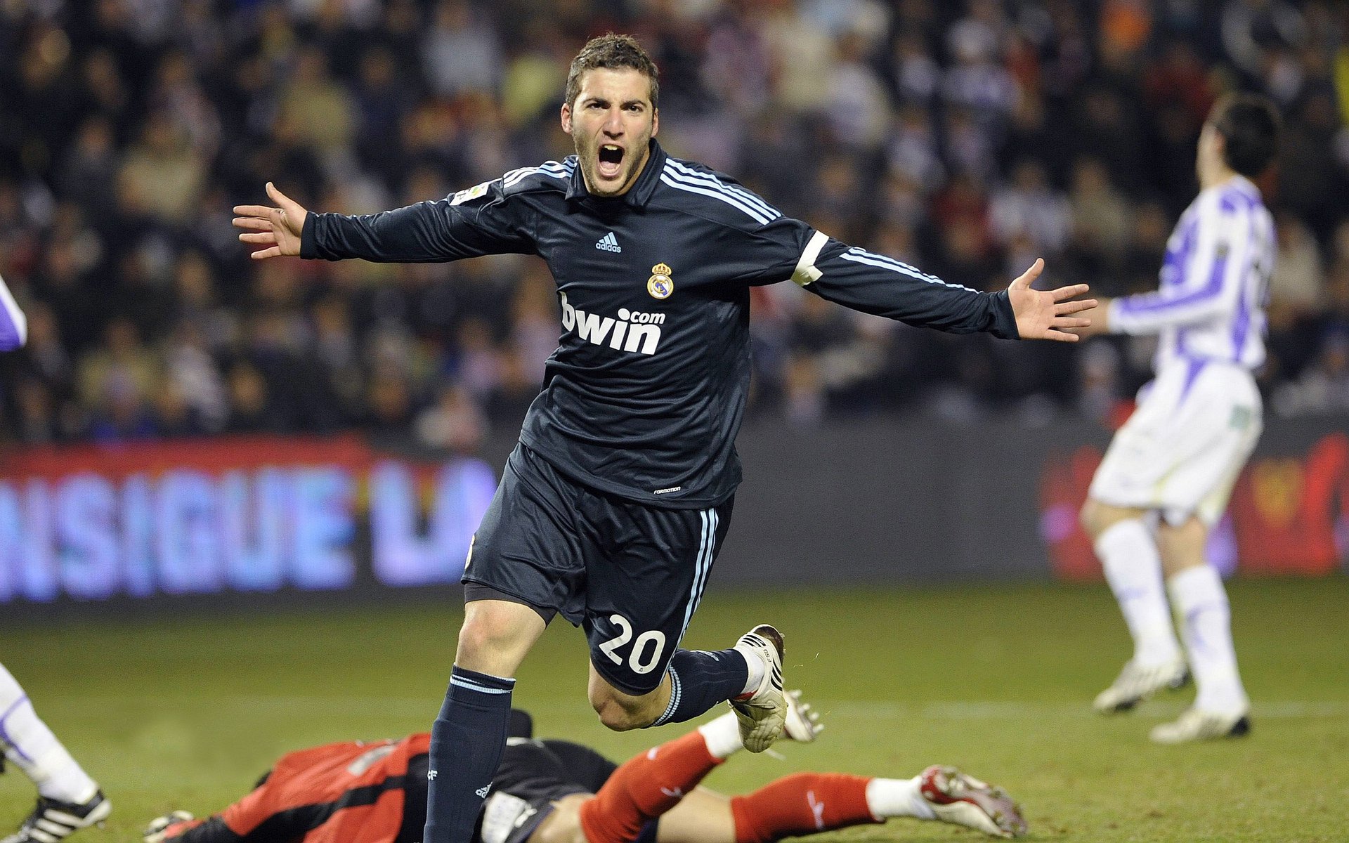 欧冠淘汰赛之夜，迪马利亚全场最佳无争议，他用左脚写就的传奇